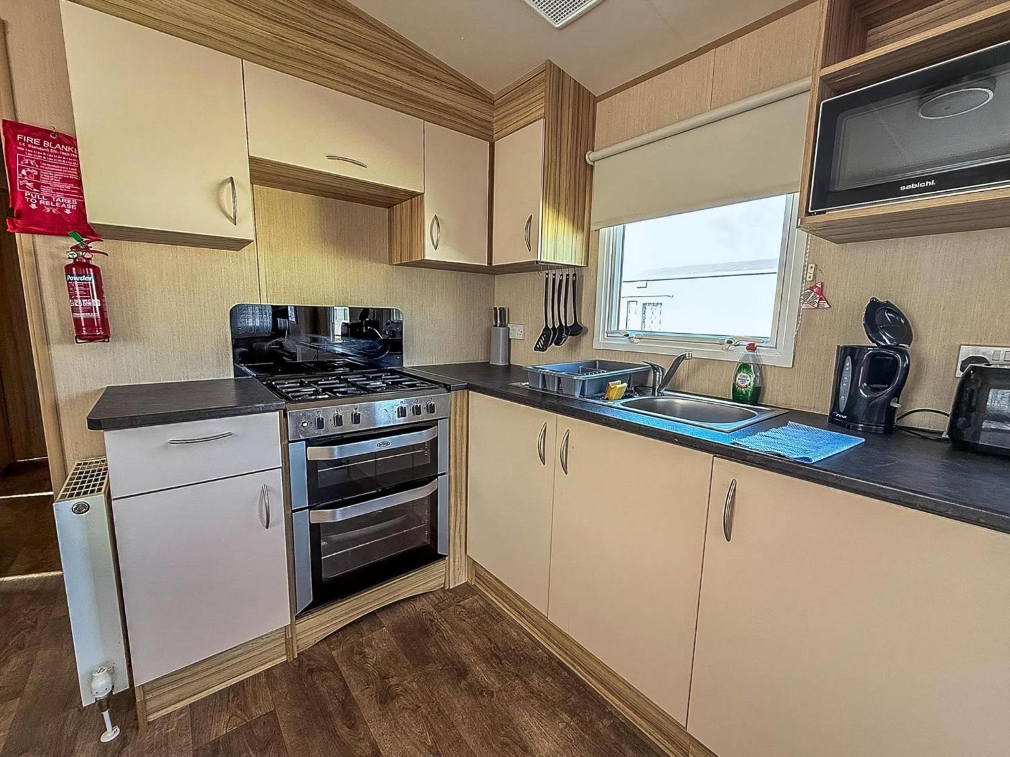 Great 8 Berth Caravan In Norfolk Near To Great Yarmouth Ref 20178Bs Hopton on Sea Buitenkant foto